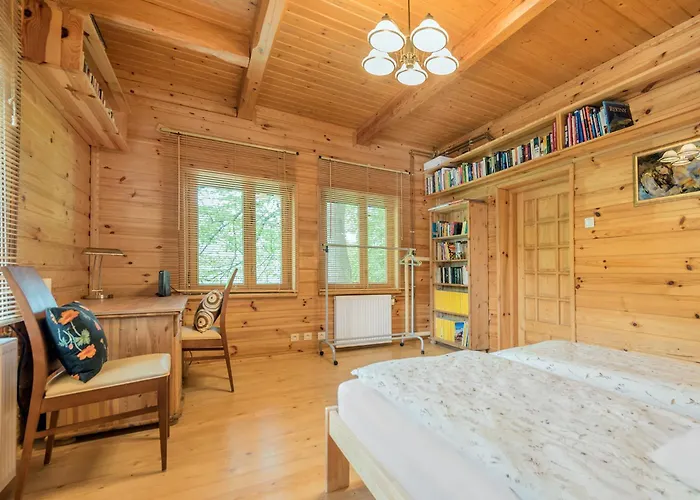 Pod 7 Lipami בקתה